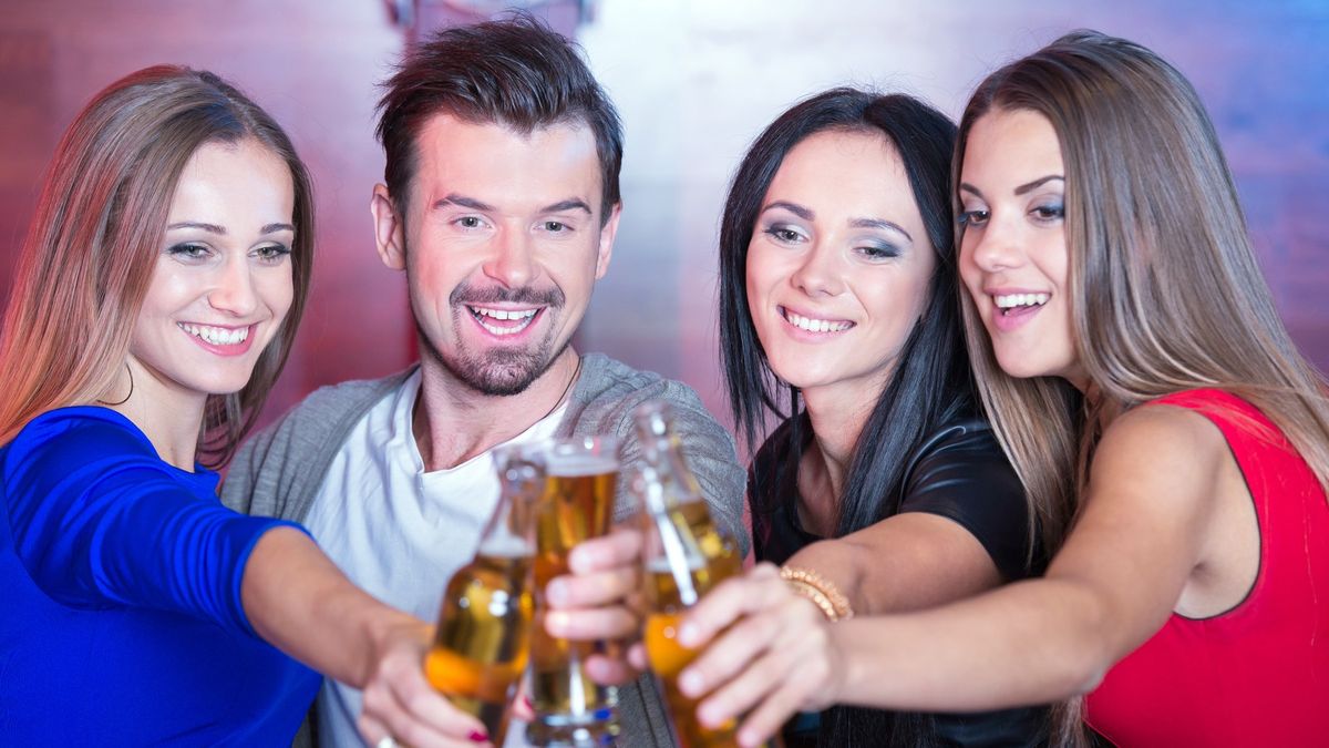 Reklama na alkohol má být bez lidí, ministerstvo chystá nový zákon